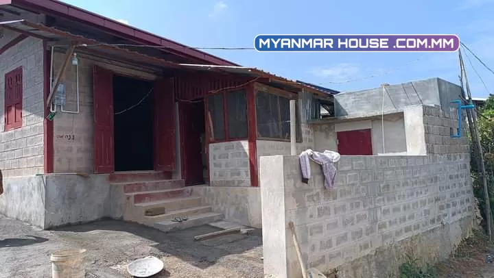 သိန်း ၂၀၀ကျော်နဲ့ နံကပ်တထပ်အိမ် ၂ထပ်အိမ် ရောင်းဖို့ရှိပါတယ်နော်  မြို့ပြင်တောင် သိန်း၂၀၀လောက်ရှိတဲ့ချိန်မှာ အိမ်အပါကို သိန်း ၂၀၀ကျော်နဲ့ရမှာပါ  နေရာက ဝါးပြားစမ်းရေတွင်းလမ်းထဲပါရှင့်